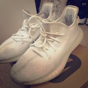 White Yeezy‘s